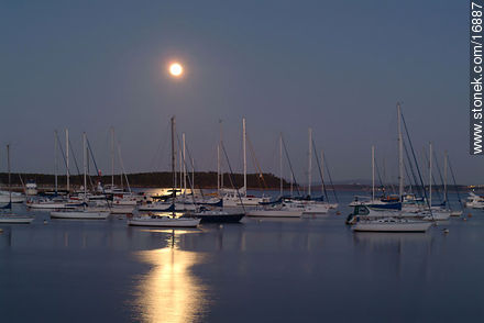 Luna llena al amanecer - Punta del Este y balnearios cercanos - URUGUAY. Foto No. 16887