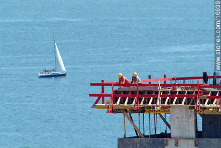 Construcción frente al mar. - Punta del Este y balnearios cercanos - URUGUAY. Foto No. 16939