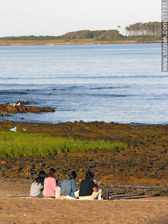 Young people enjoying the view of Mansa beach and Gorriti Island - Punta del Este and its near resorts - URUGUAY. Foto No. 17131