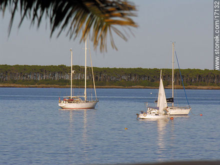 Tranquila mañana frente a la isla Gorriti - Punta del Este y balnearios cercanos - URUGUAY. Foto No. 17132