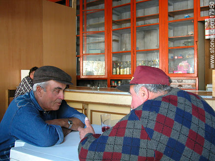 Conversacion animada entre dos parroquianos veteranos - Departamento de Montevideo - URUGUAY. Foto No. 17950