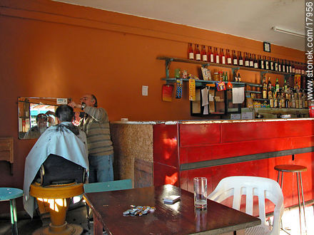 Bar y peluquería en Empalme Olmos - Departamento de Montevideo - URUGUAY. Foto No. 17956