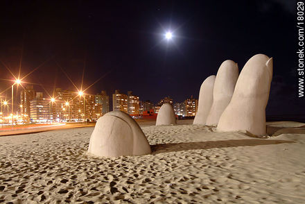Los dedos de La Mano en Playa Brava, en la noche. Autor: el artista chileno Mario Irarrázabal (1981) - Punta del Este y balnearios cercanos - URUGUAY. Foto No. 18029