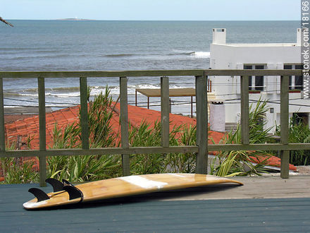 Tabla de surf a la espera - Punta del Este y balnearios cercanos - URUGUAY. Foto No. 18166