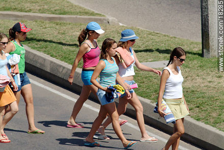 Chicas rumbo a la playa - Punta del Este y balnearios cercanos - URUGUAY. Foto No. 18285