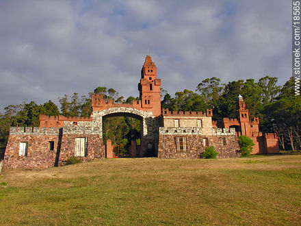 Castillo en Las Flores - Departamento de Maldonado - URUGUAY. Foto No. 18565