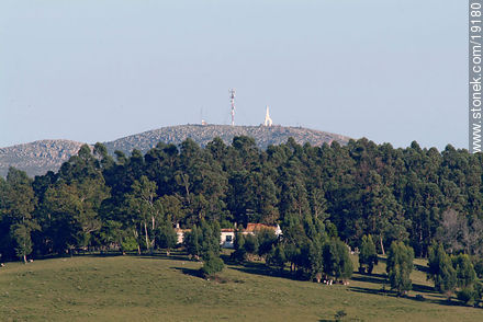 Cerro del Verdún desde el Parque de Vacaciones - Departamento de Lavalleja - URUGUAY. Foto No. 19180