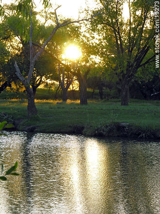 Atardecer en el río Santa Lucía - Departamento de Lavalleja - URUGUAY. Foto No. 19273