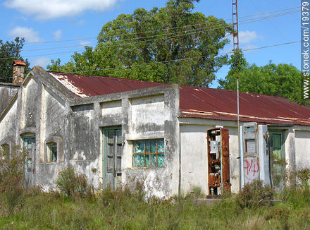 Surtidores de combustible abandonados - Departamento de Lavalleja - URUGUAY. Foto No. 19379