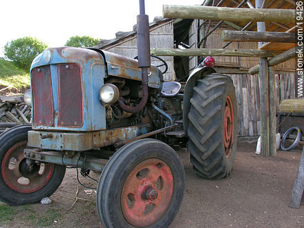 Tractor antiguo - Departamento de Lavalleja - URUGUAY. Foto No. 19426