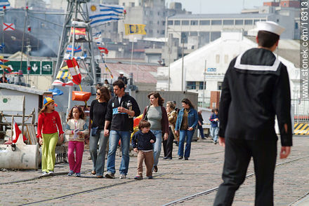 Marinero y turistas en el Puerto - Departamento de Montevideo - URUGUAY. Foto No. 16313