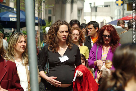 Pregnant woman and friends - Department of Montevideo - URUGUAY. Photo #16302