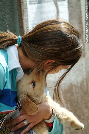 Niña con cachorro - Departamento de Montevideo - URUGUAY. Foto No. 16275