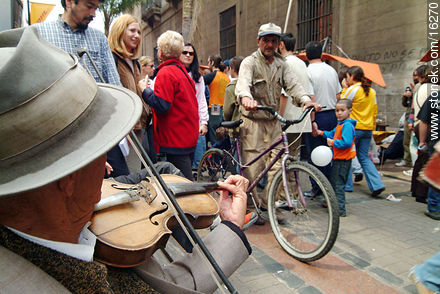 Ciclista y violinista - Departamento de Montevideo - URUGUAY. Foto No. 16270