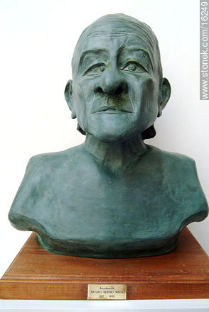 Busto de Pedro Visca - Departamento de Montevideo - URUGUAY. Foto No. 16249