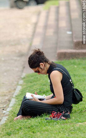 Lectura al aire libre - Departamento de Montevideo - URUGUAY. Foto No. 16245