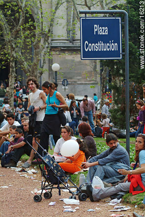 Plaza Constitución, esparcimiento e idiosincracia - Departamento de Montevideo - URUGUAY. Foto No. 16213