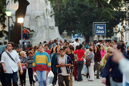 Muchedumbre en la plaza Zabala - Departamento de Montevideo - URUGUAY. Foto No. 16201