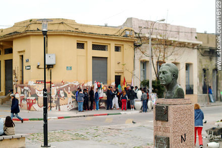 Busto a Carlos Gardel en la calle de su nombre - Departamento de Montevideo - URUGUAY. Foto No. 16123