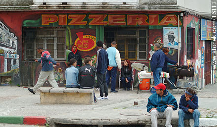 Pizzería en el barrio Palermo - Departamento de Montevideo - URUGUAY. Foto No. 16113
