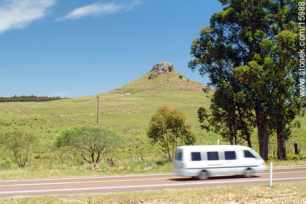 Camioneta en la ruta 5. Al fondo, el cerro Batoví. - Departamento de Tacuarembó - URUGUAY. Foto No. 15988