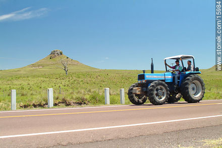Tractor en la ruta 5. Cerro Batoví. - Departamento de Tacuarembó - URUGUAY. Foto No. 15984