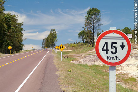 Límite de velocidad: 45 Km/h - Departamento de Tacuarembó - URUGUAY. Foto No. 15982