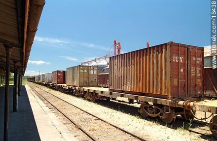 Estación ferroviaria con trenes de carga - Departamento de Tacuarembó - URUGUAY. Foto No. 16438