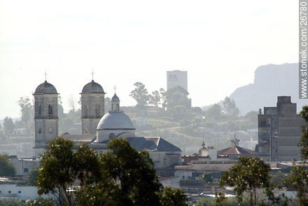 Cúpulas de la Catedral de Minas, tanque de OSE y silueta del cerro Arequita - Departamento de Lavalleja - URUGUAY. Foto No. 26780