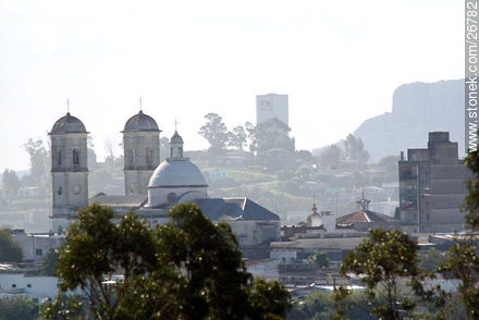 Cúpulas de la Catedral de Minas, tanque de OSE y silueta del cerro Arequita - Departamento de Lavalleja - URUGUAY. Foto No. 26782
