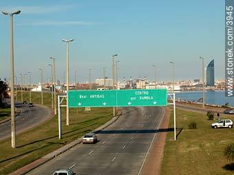Accesos a Montevideo desde Capurro - Departamento de Montevideo - URUGUAY. Foto No. 3945