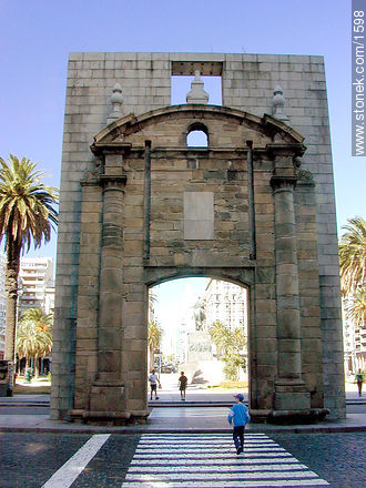 Puerta de la Ciudadela(de oeste a este) - Department of Montevideo - URUGUAY. Photo #1598