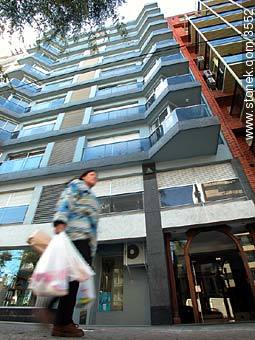 Going shopping in Brazil Ave. and Soca St. - Department of Montevideo - URUGUAY. Foto No. 3552