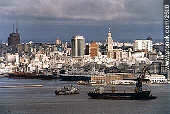 Puerto y Centro de Montevideo. Vista desde el Cerro de Montevideo - Departamento de Montevideo - URUGUAY. Foto No. 1020