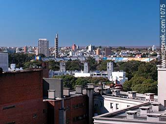 Vista de la torre de los homenajes y la tribuna Olímpica del Estadio Centenario, desde Tres Cruces. - Departamento de Montevideo - URUGUAY. Foto No. 1075