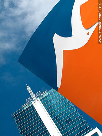 Logotipo del Montevideo Shopping Center junto a una de las torres del WTCenter. - Departamento de Montevideo - URUGUAY. Foto No. 3312