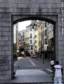 Puerta de la Ciudadela (de este a oeste)Peatonal Sarandí (en feriado) - Department of Montevideo - URUGUAY. Photo #1599
