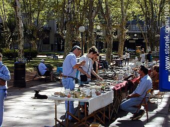 Turistas en la Plaza Matriz. - Departamento de Montevideo - URUGUAY. Foto No. 1090