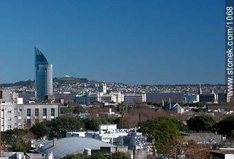 Torre de Antel y Cerro de Montevideo desde Tres Cruces. - Departamento de Montevideo - URUGUAY. Foto No. 1068