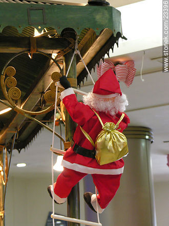 Papa Noel trepando por una escalera de cuerdas -  - IMÁGENES VARIAS. Foto No. 23396