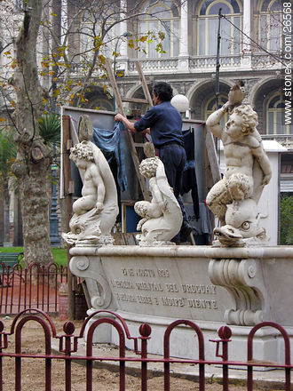 Lavandería en la obra de limpieza de la fuente de la Plaza Constitución -  - URUGUAY. Foto No. 26568