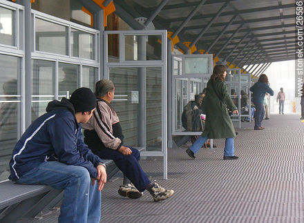 Bus station in Independence square (2005) - Department of Montevideo - URUGUAY. Photo #26586