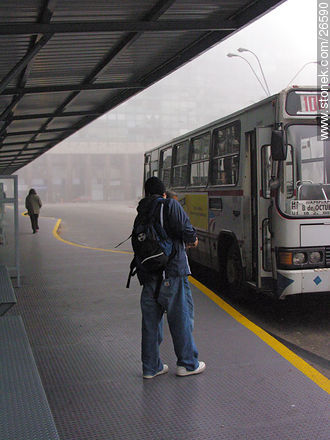Bus station in Independence square (2005) - Department of Montevideo - URUGUAY. Photo #26590