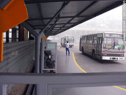 Terminal de ómnibus de la Plaza Independencia (2005) - Departamento de Montevideo - URUGUAY. Foto No. 26596