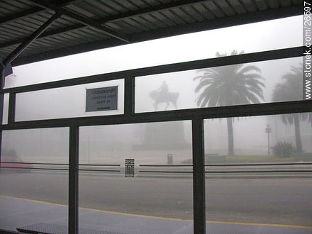 Artigas através de la estructura de la terminal de ómnibus de la Plaza Independencia (2005) - Departamento de Montevideo - URUGUAY. Foto No. 26597