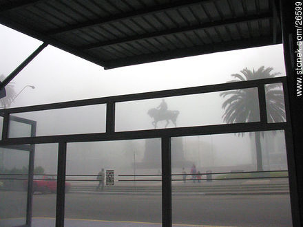 Terminal de ómnibus de la Plaza Independencia (2005) - Departamento de Montevideo - URUGUAY. Foto No. 26599