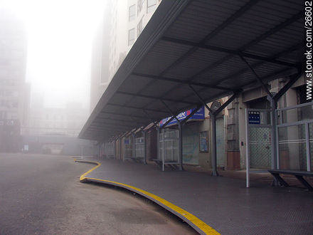 Bus station in Independence square (2005) - Department of Montevideo - URUGUAY. Photo #26602