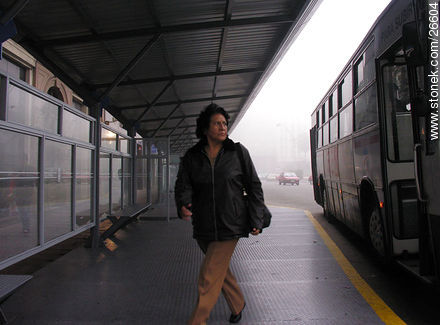 Terminal de ómnibus de la Plaza Independencia (2005) - Departamento de Montevideo - URUGUAY. Foto No. 26604