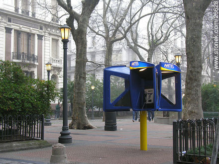 Cabinas de Antel en la Plaza Libertad. - Departamento de Montevideo - URUGUAY. Foto No. 26628