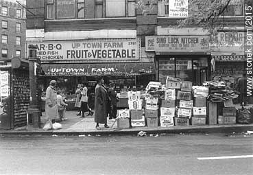 Harlem en domingo sin recolección de residuos. - Estado de Nueva York - EE.UU.-CANADÁ. Foto No. 2015